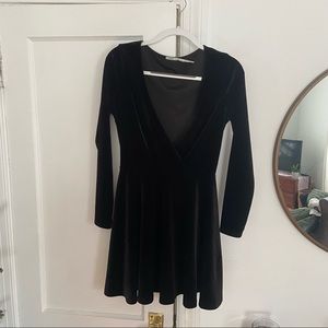Kimchi Blue (Urban Outfitters) - Long-Sleeve Velvet Skater Dress - Black Size M